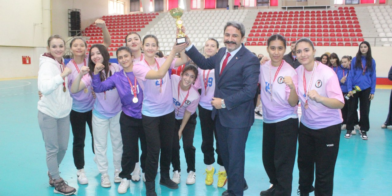 Eğitimciler Spor Lisesi iki farklı branşta mutlu sona ulaştı