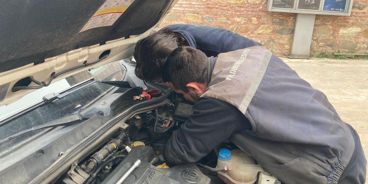 Bir aracın motoruna sıkışan kedi uzun çabanın ardından kurtarıldı
