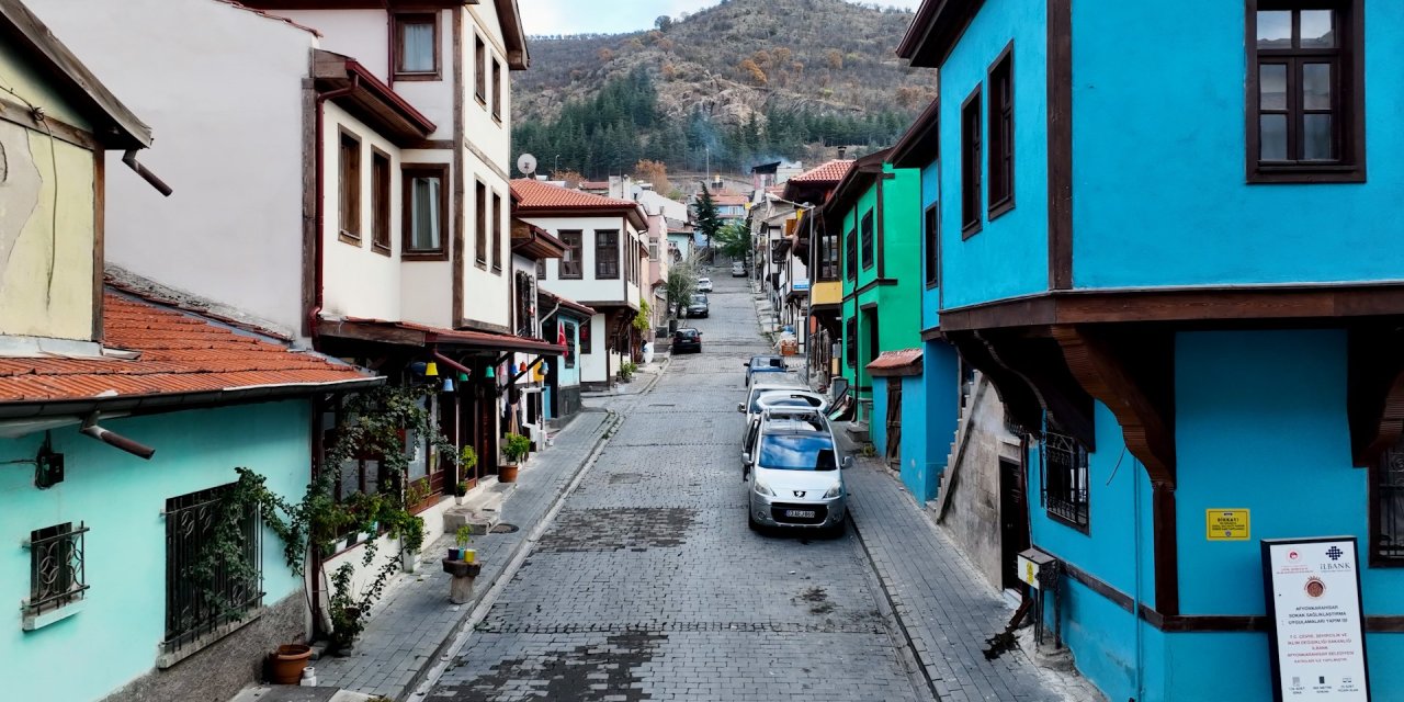 Afyon'da 'renkli evler' turistlerden ilgi görüyor