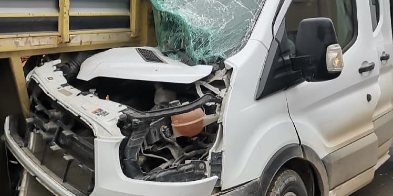 Tırın dorsesine çaran sürücü yaralandı
