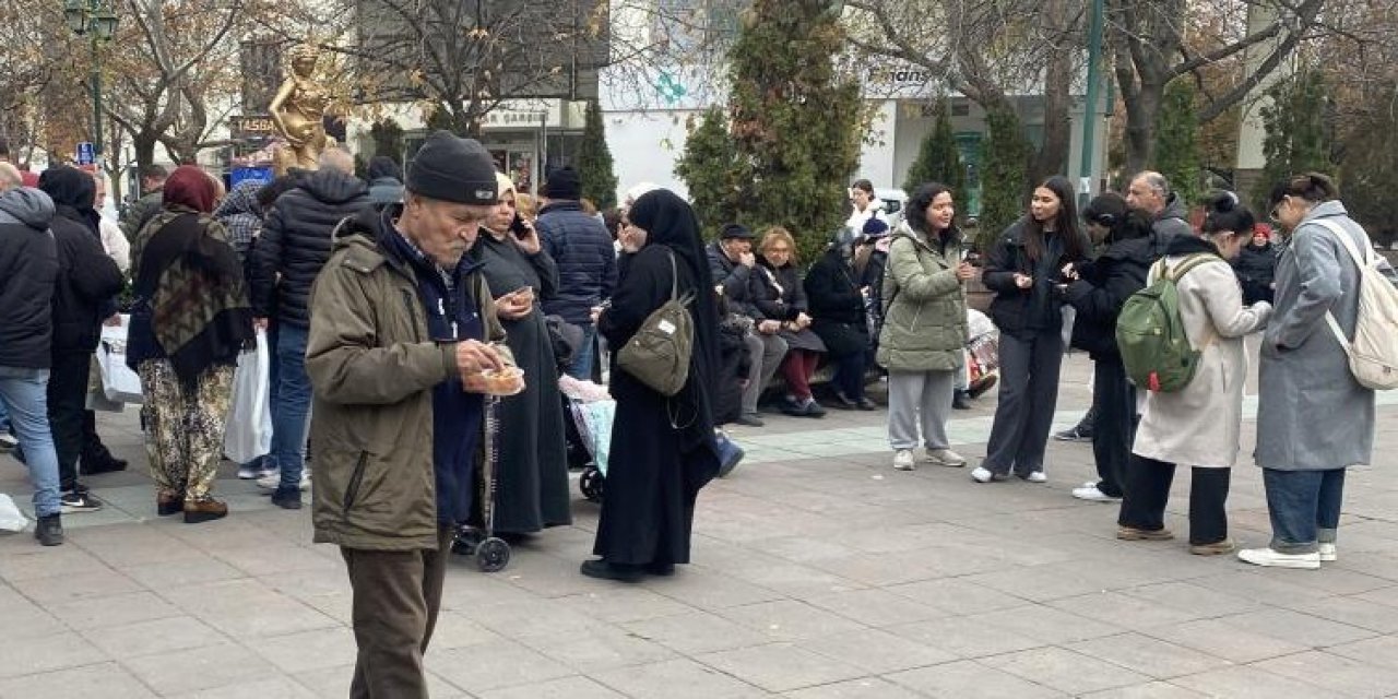 Eskişehir'de lokma kuyruğunda çirkin görüntü
