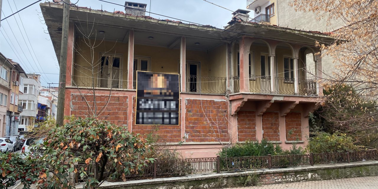 Eskişehir'de tarihi görünümlü bina ilgi çekiyor