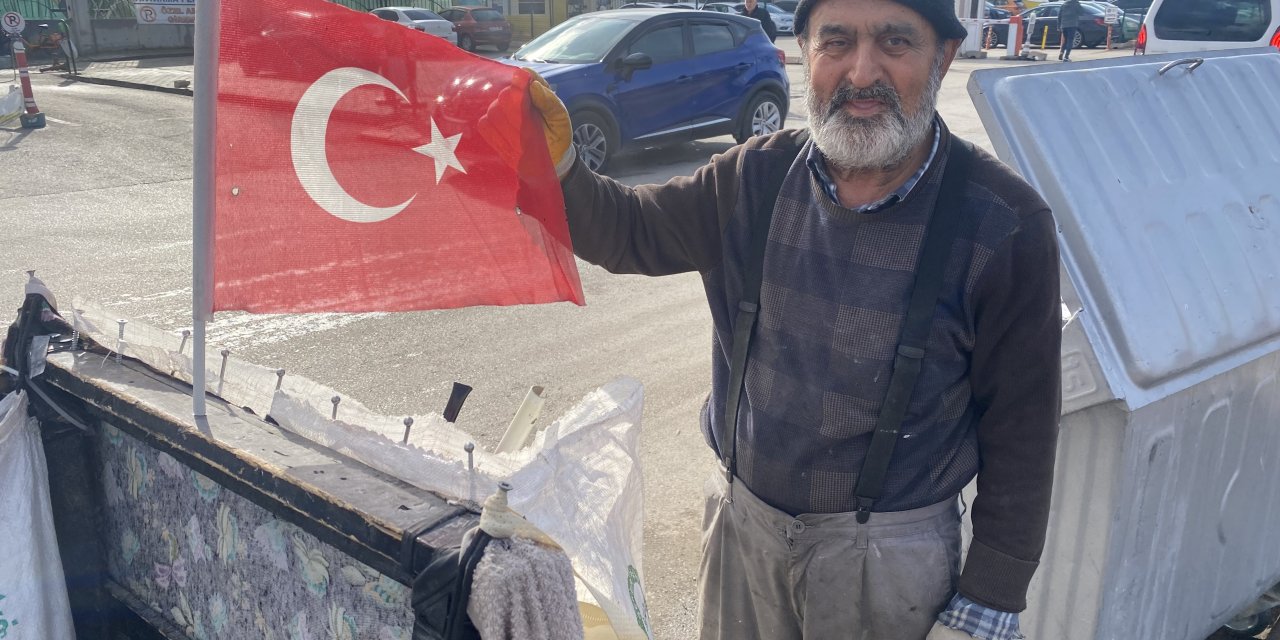 Vatandaşların çöplere attığı Türk bayraklarını topluyor