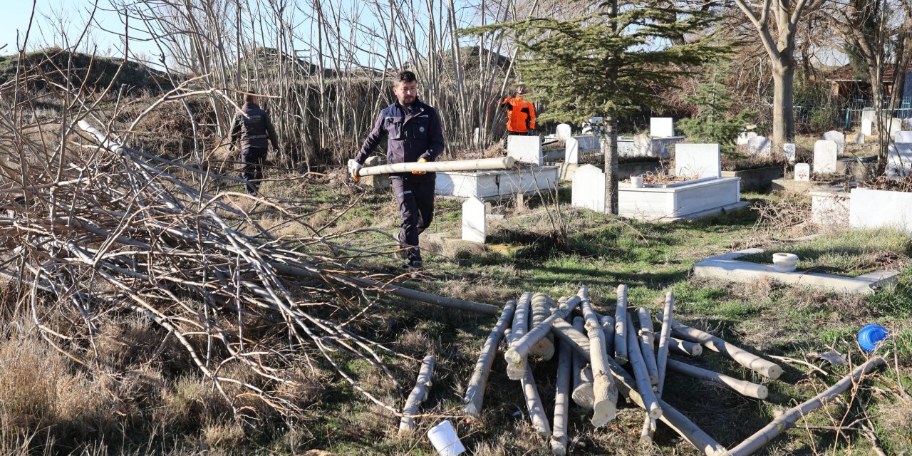 Büyükşehir mezarlıklarda bakım çalışmalarına devam ediyor