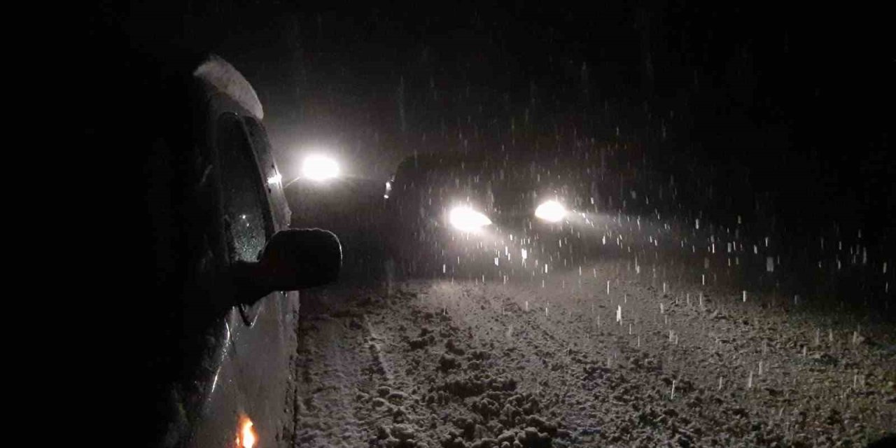 Bolu’da üç ilçeyi birbirine bağlayan yolda kar yağışı etkili oluyor