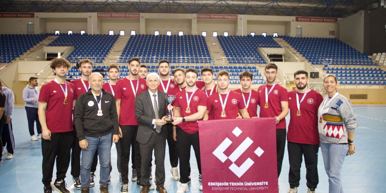 ESTÜ Hentbol ve Voleybol Takımları fırtına gibi esti