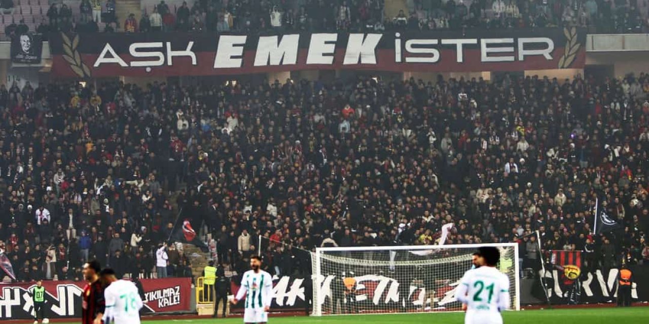 Farketmez Tribünü tıklım tıklım