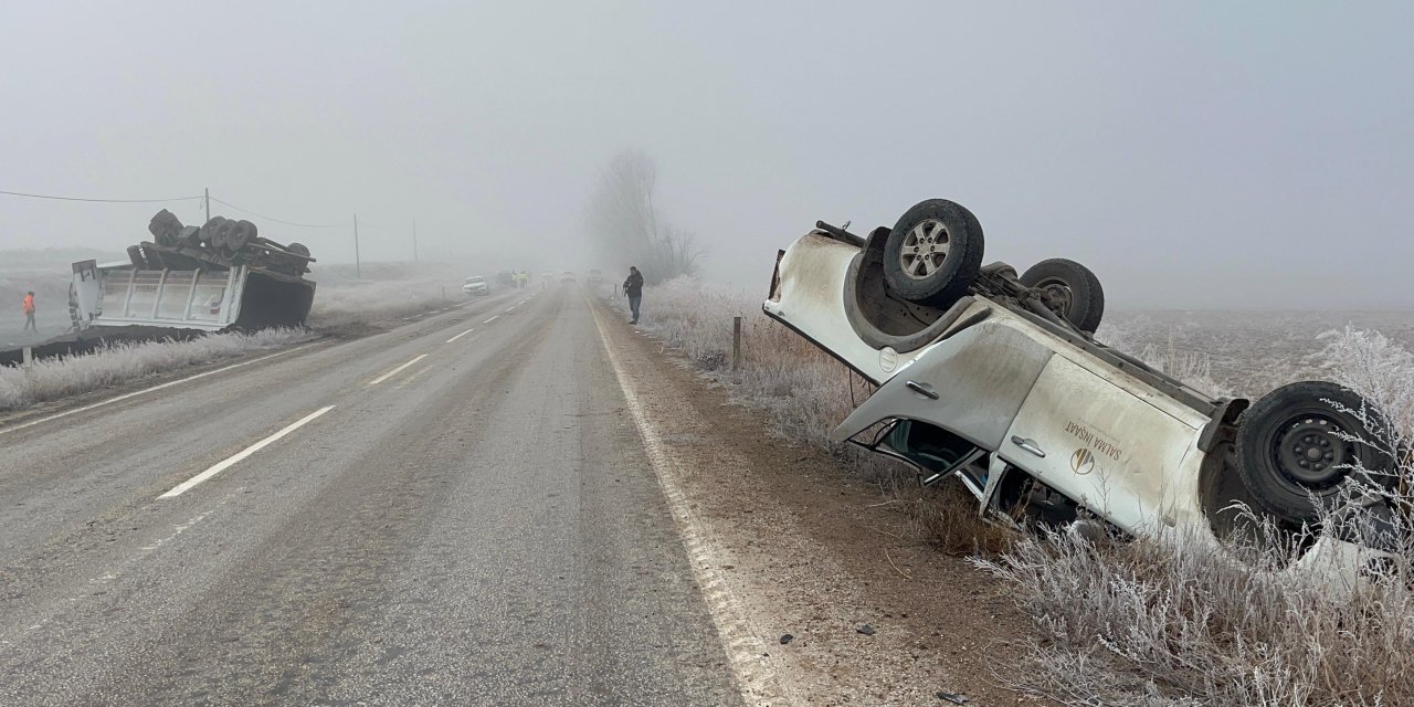 Eskişehir'de sollama kaza getirdi: 2 araç şarampole devrildi