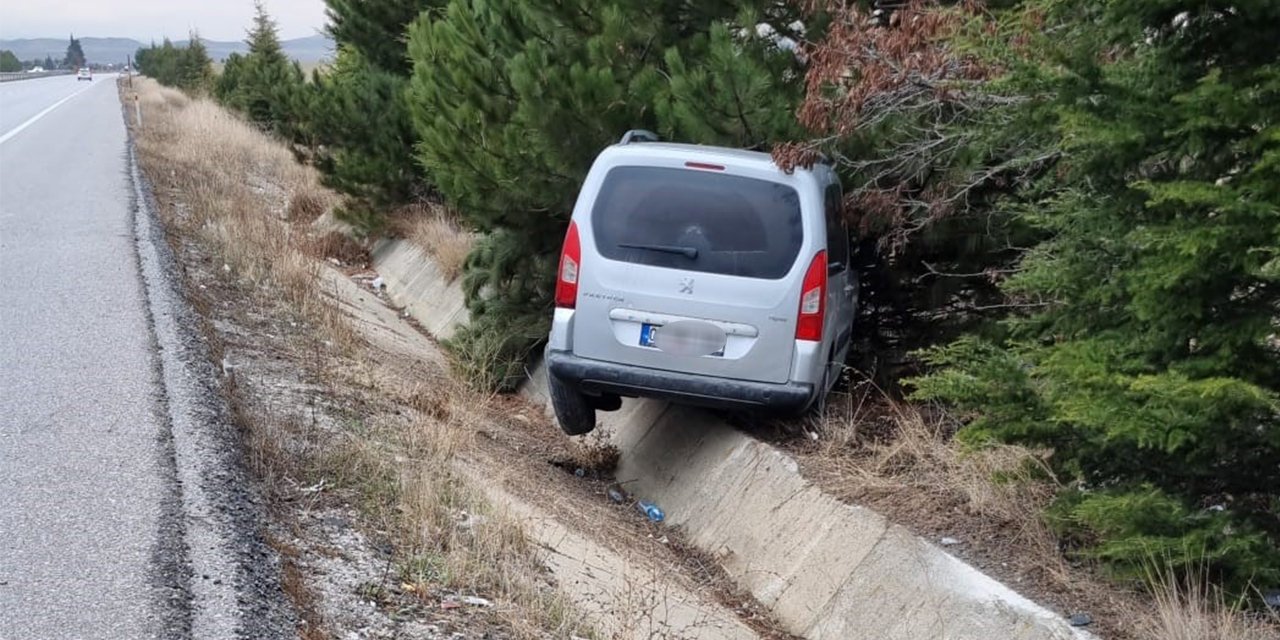 Direksiyon hakimiyetini kaybeden sürücü yolun kenarına devrildi