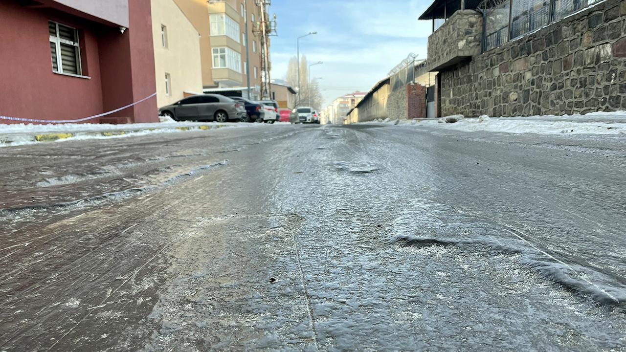 Eskişehir Buz Pistine Dönecek: Engelli ve Yaşlılara Şiddetle Uyarı Yapıldı!