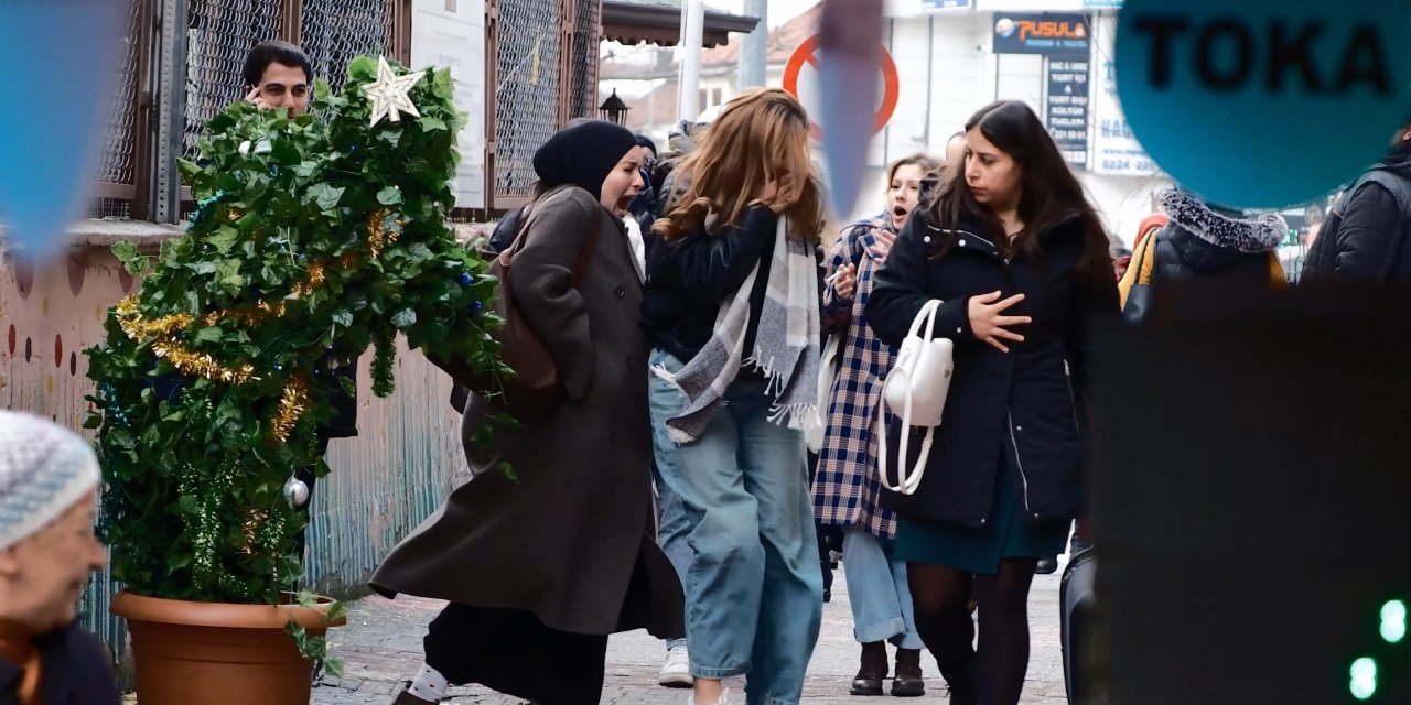 Yılbaşı ağacı kostümü giydi, herkesin aklını aldı