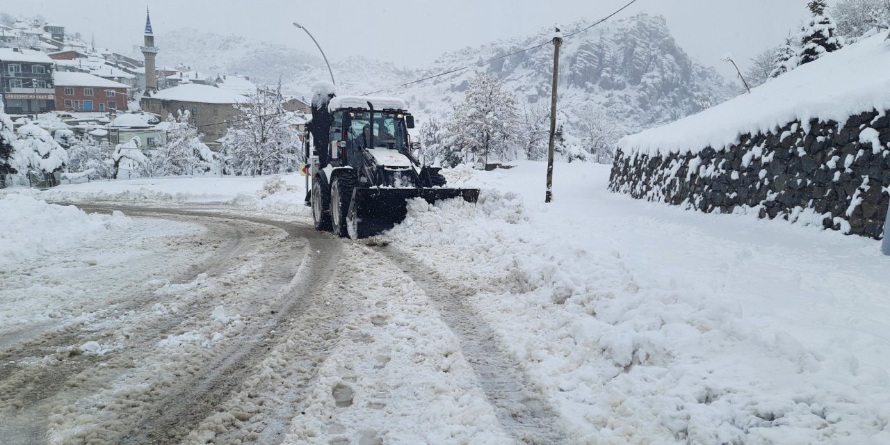 Afyon’da yoğun karla mücadele