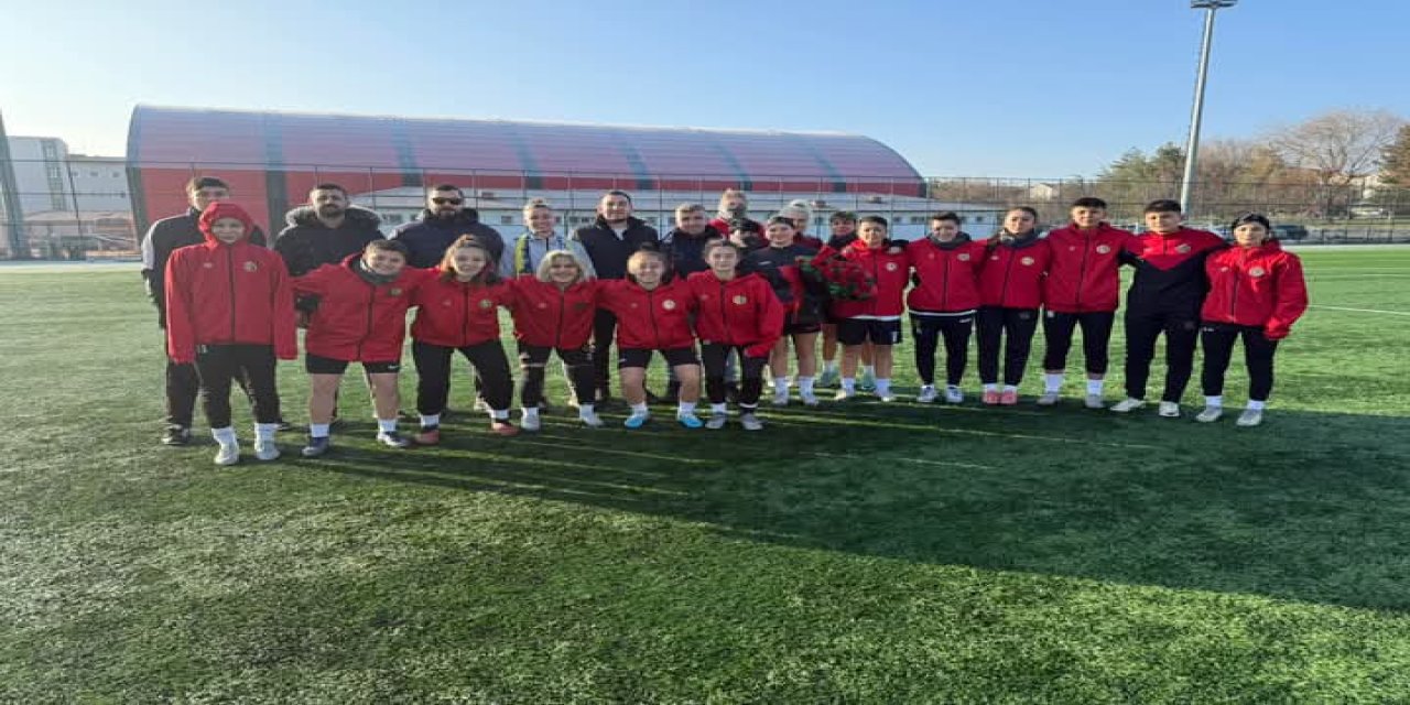Çukurhisarspor’dan Dişi Şimşeklere destek