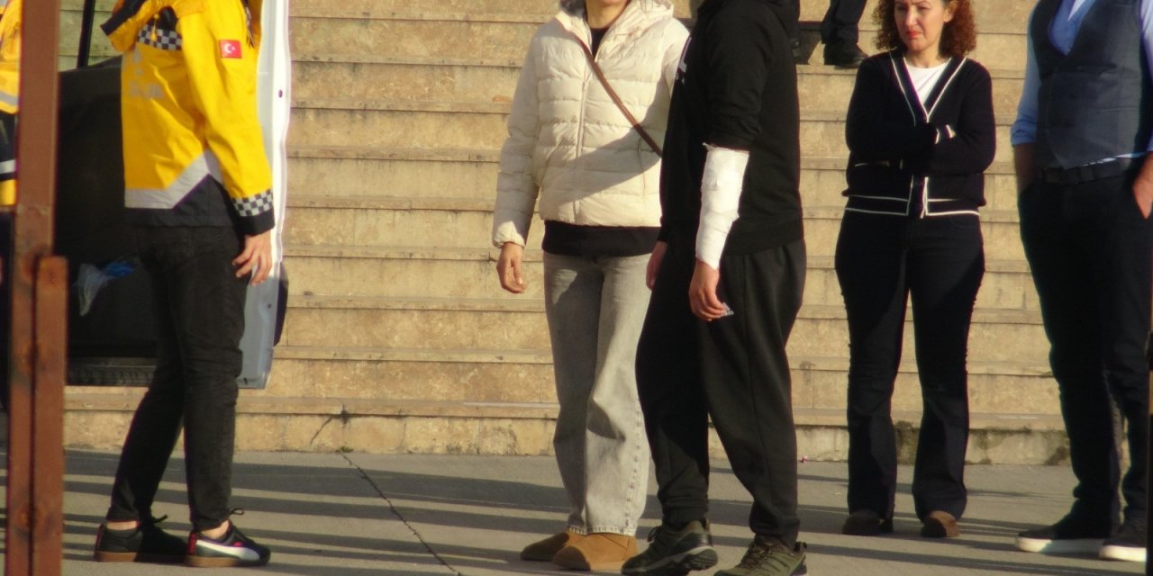 Lise öğrencisi kırdığı cam şişeyle kendine zarar verdi