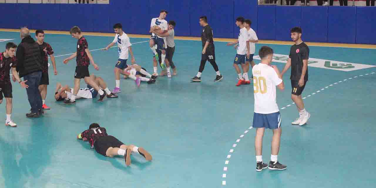 Futsalda gole doyuyoruz