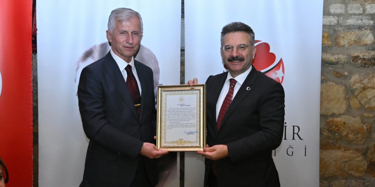 Vali Aksoy'dan teşekkür plaketi