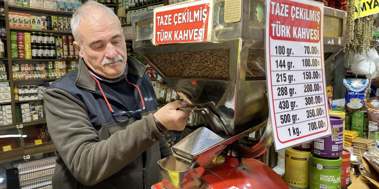 Hakiki Türk kahvesi vatandaşın gözü önünde taze taze çekiliyor