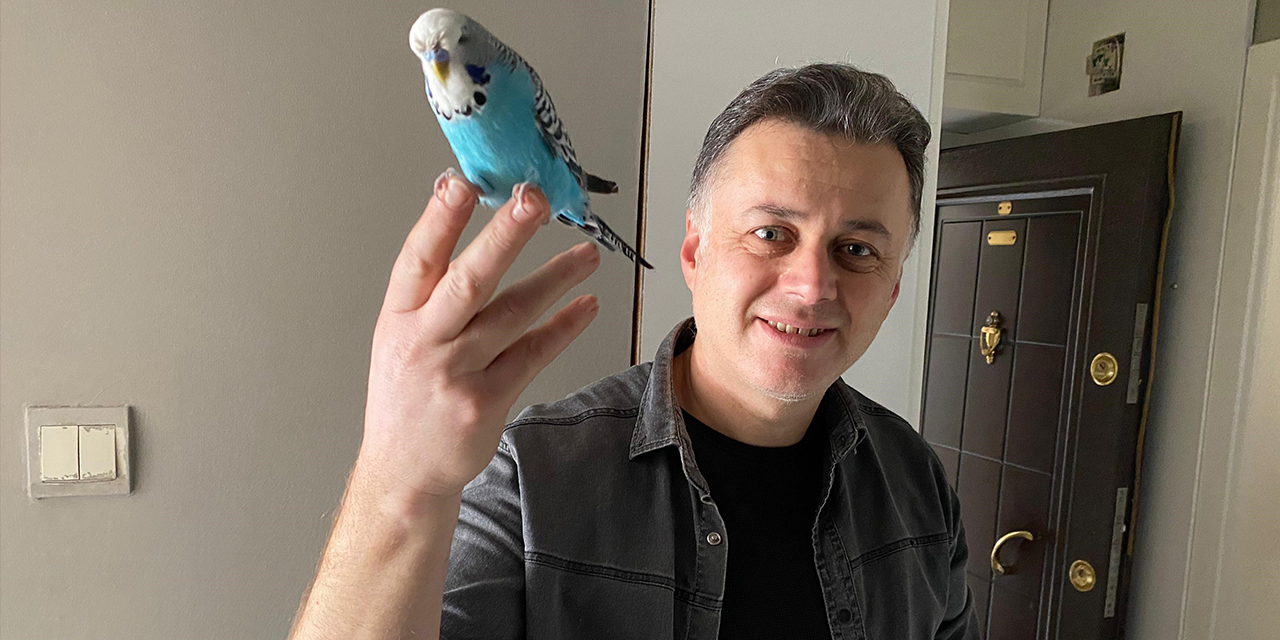 Bahçesinde bulduğu muhabbet kuşunun sahibini arıyor