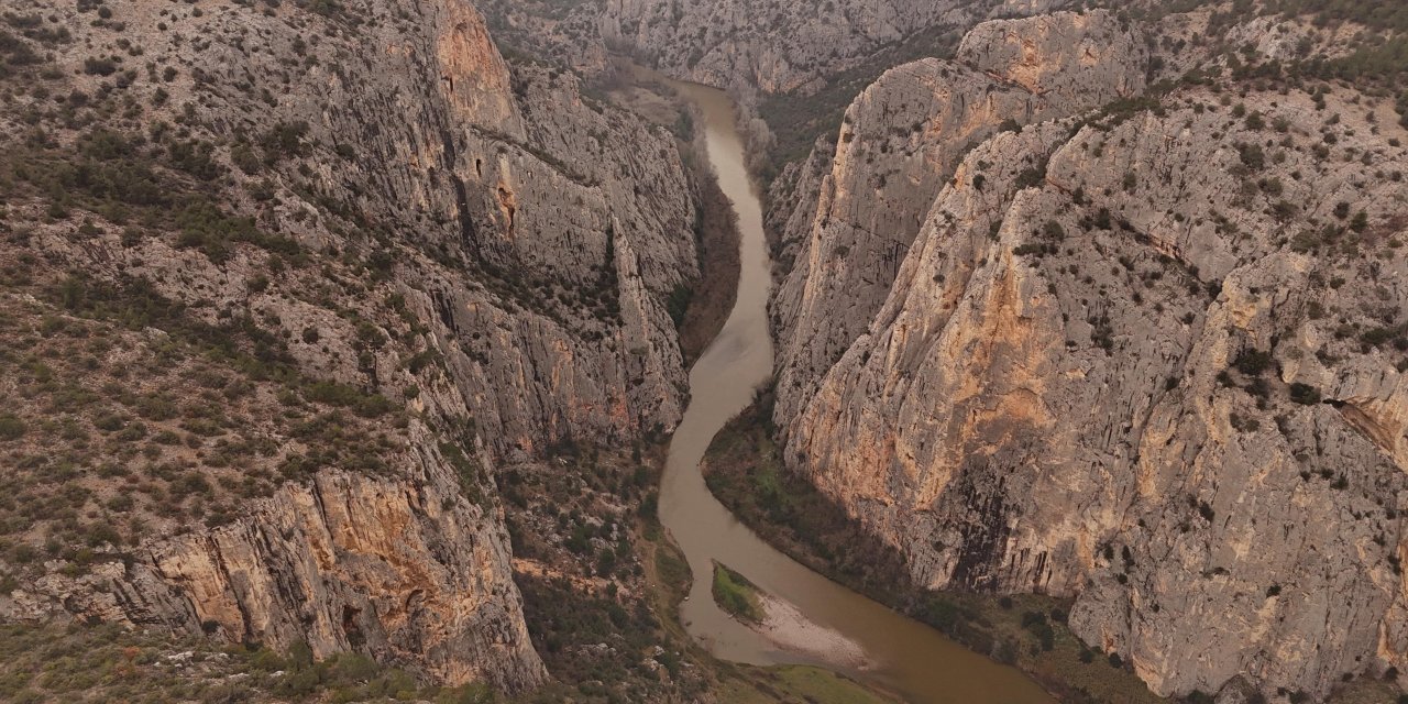 Sakarya Nehri'nin doluluk oranı havadan görüntülendi