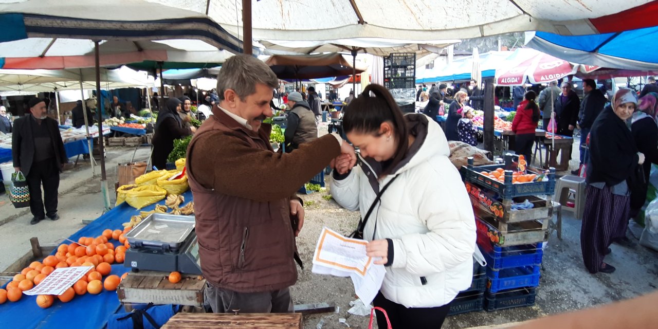 Karnelerini getiren öğrencilere ücretsiz meyve hediye etti