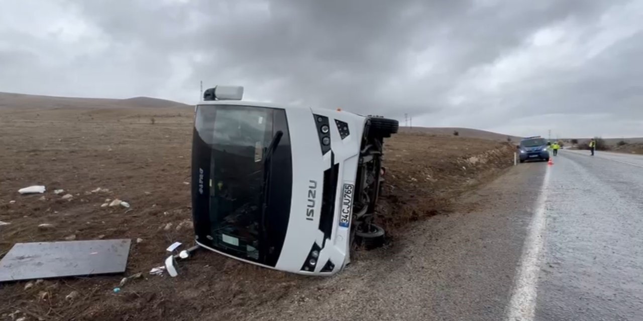 Afyonkarahisar'da tur otobüsü devrildi