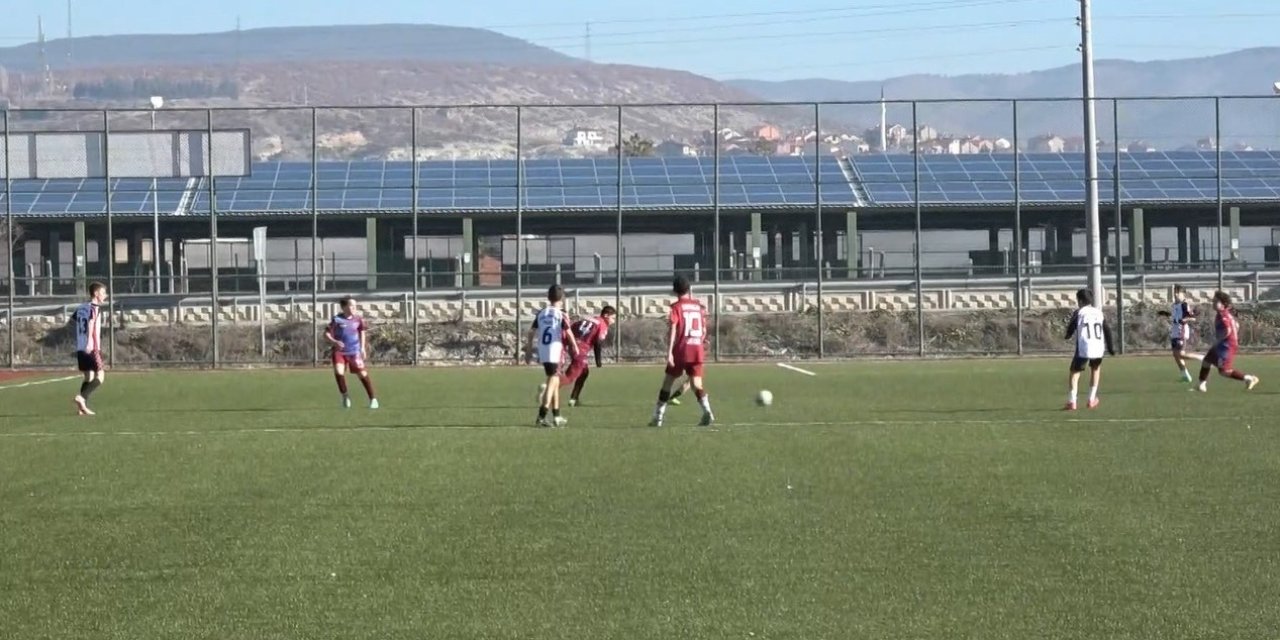 Eskişehirli sporcular Tavşanlı'da futbol turnuvasına katıldı