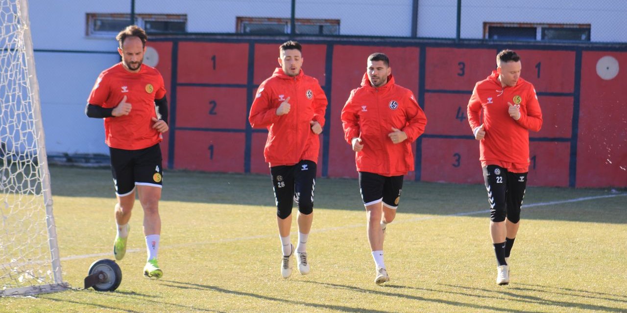 Defansın ortasında forma için tatlı bir rekabet var
