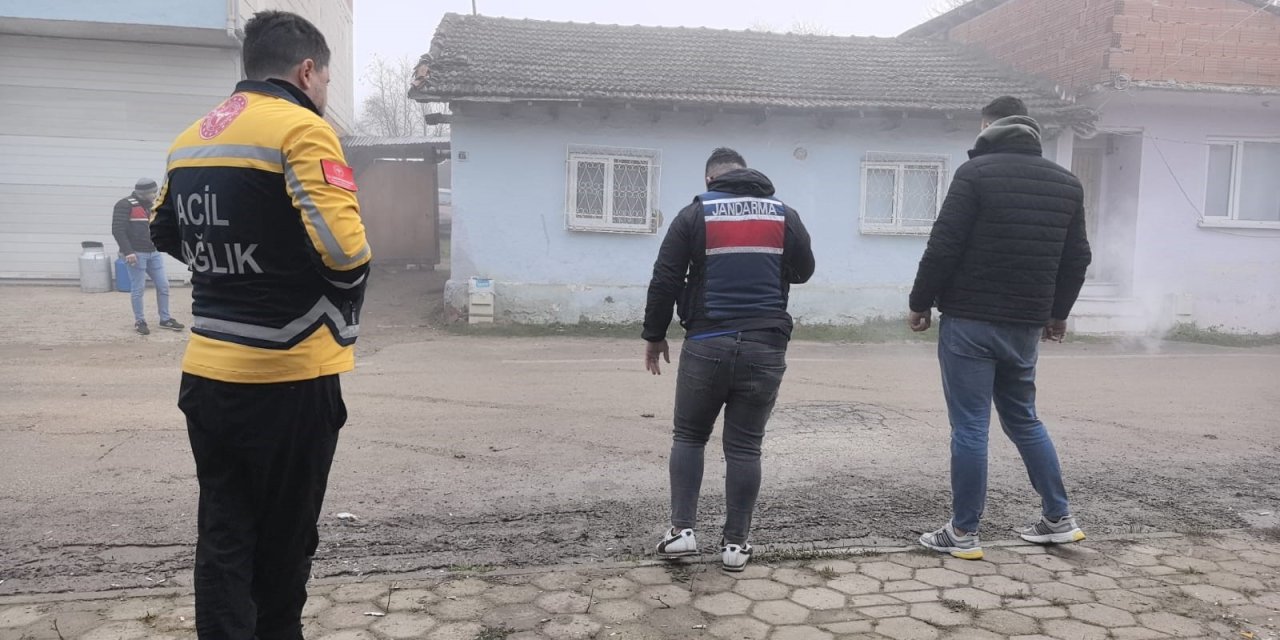 Bursa'da ev kundaklayan şahıs ekiplere direndi