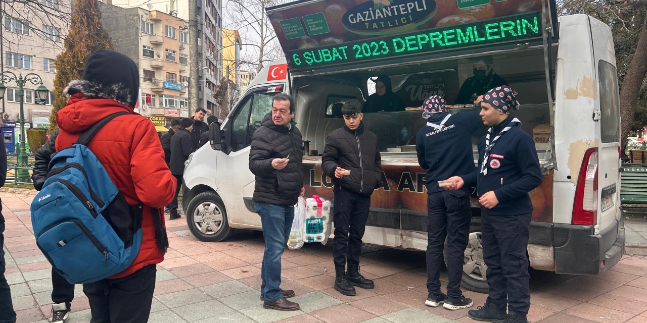 6 Şubat depreminde hayatını kaybedenler anısına lokma dağıtıldı