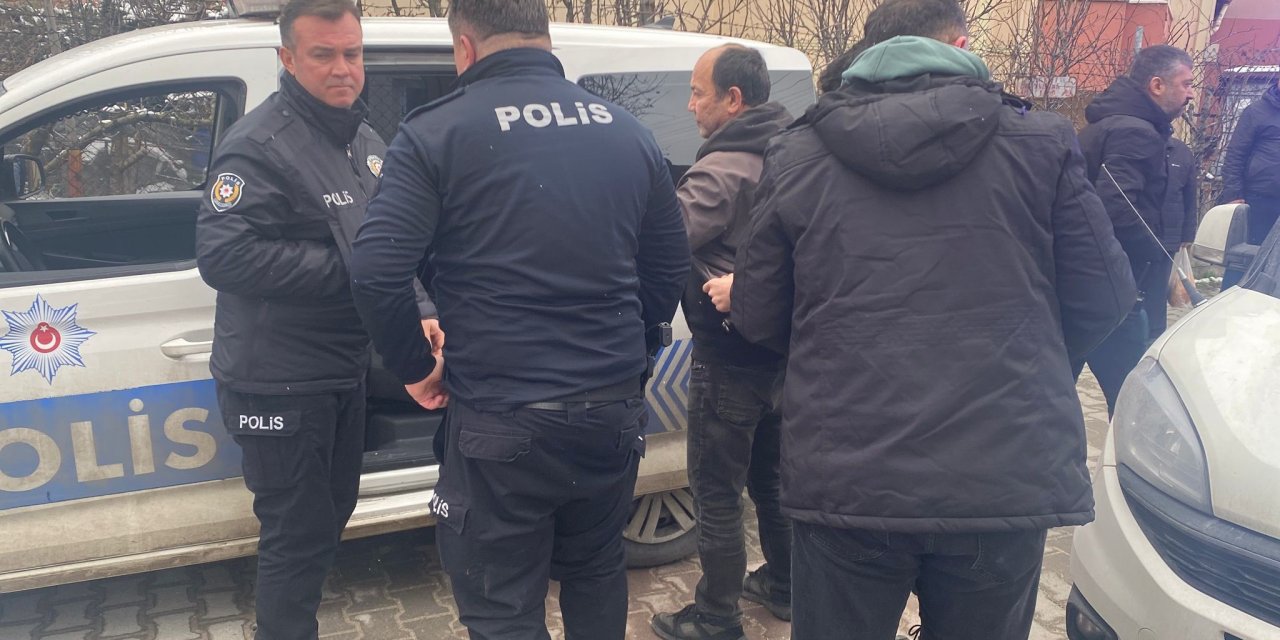 Sokak ortasında tartıştığı eski sevgilisini bıçakla yaraladı