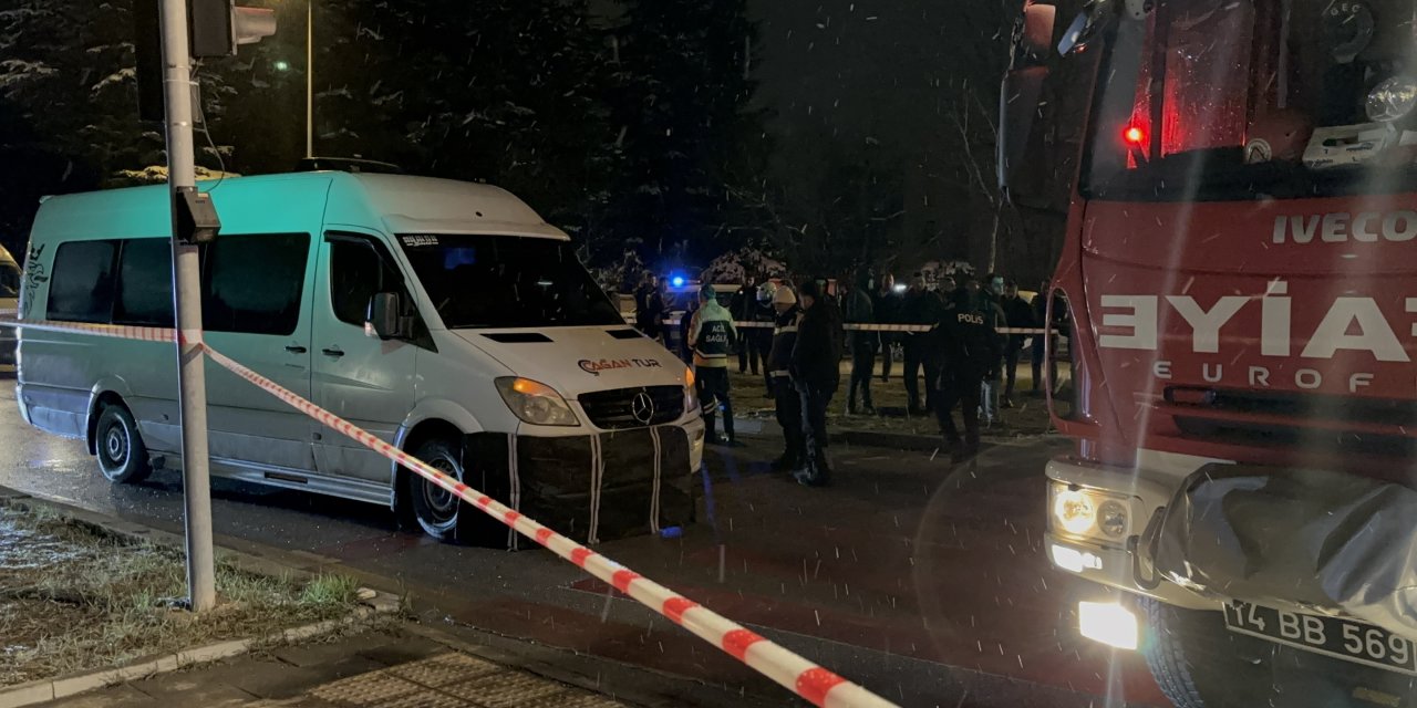 23 yaşındaki motosiklet sürücüsü minibüsün altında kaldı