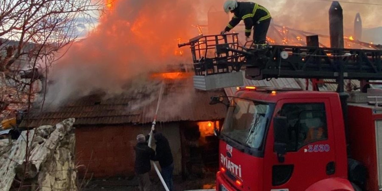 İki katlı ahşap binada çıkan yangın panik yarattı