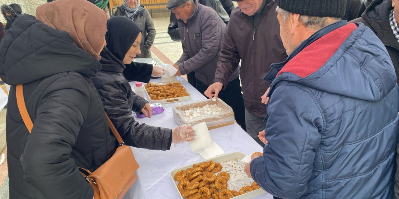 AK Parti Eskişehir Kadın Kolları'ndan kandil simidi ikramı