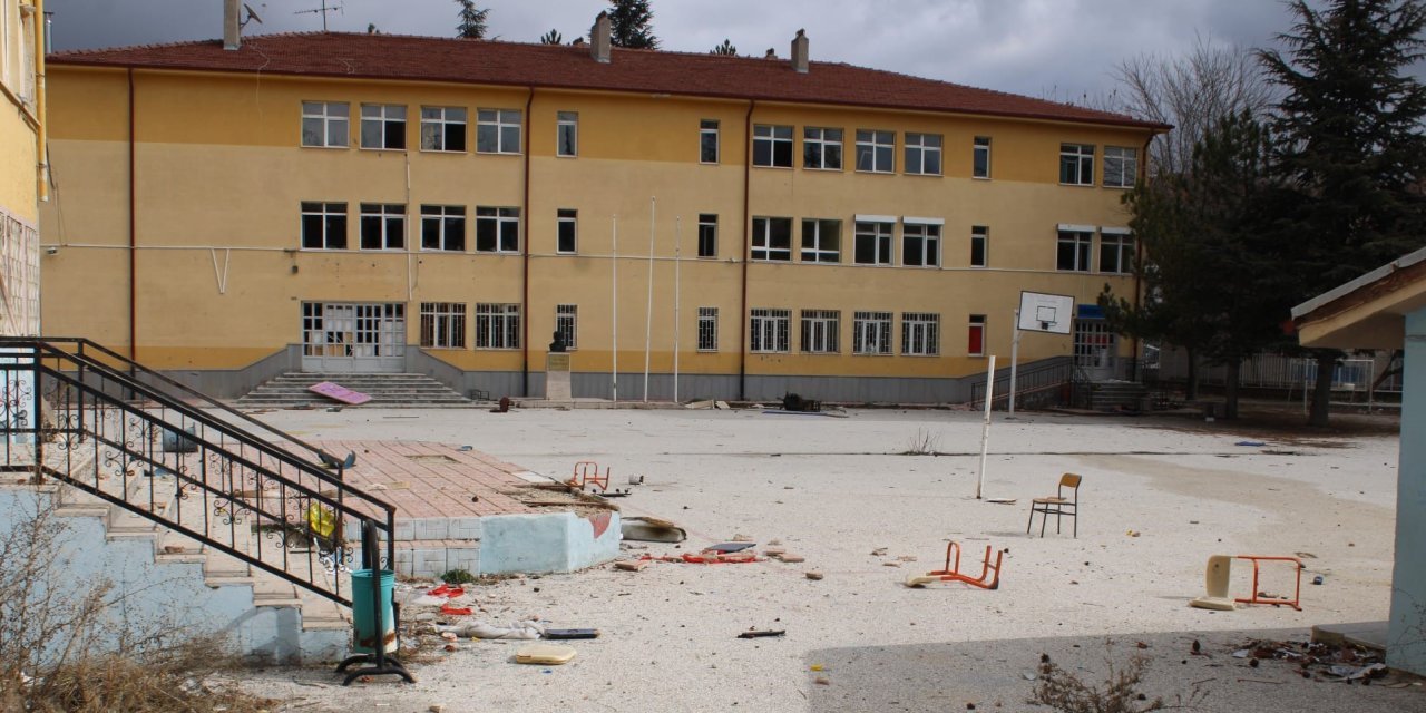 Bir zamanlar eğitim yuvası olan okul binası 2 yılda ne hale geldi?