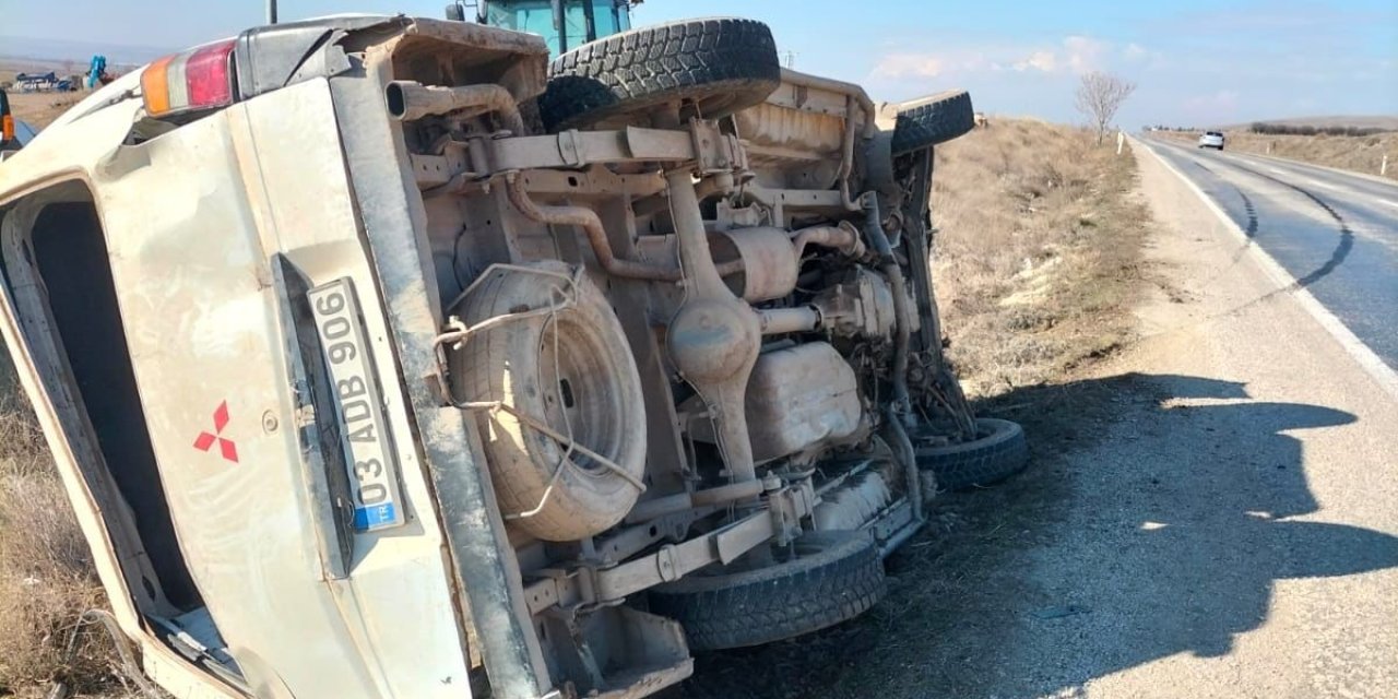 Devrilen minibüste 2 kişi yaralandı