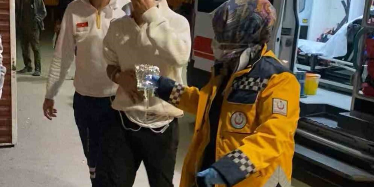 Kavgayı ayırmak isterken bıçaklandı