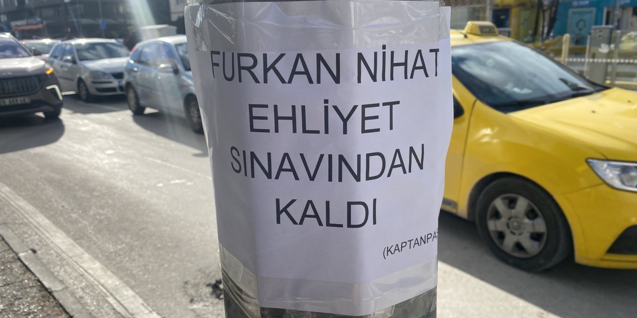 Eskişehir'de direğin üzerine yapıştırılan yazı görenleri güldürdü
