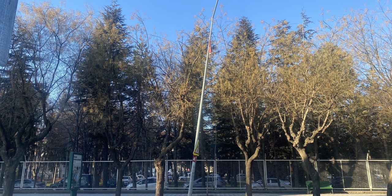 Eskişehir'de devrilme ihtimali olan aydınlatma direği endişe yaratıyor