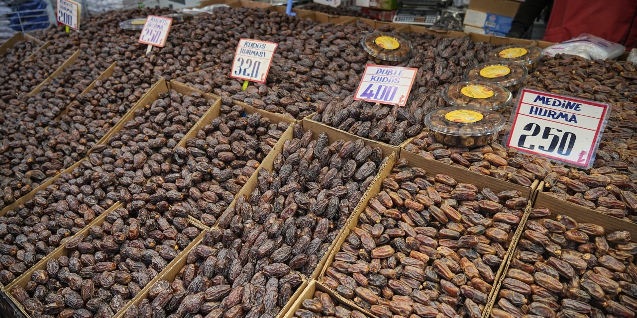 Ramazan'ın temsilcisi hurmalar tezgahta yerini aldı
