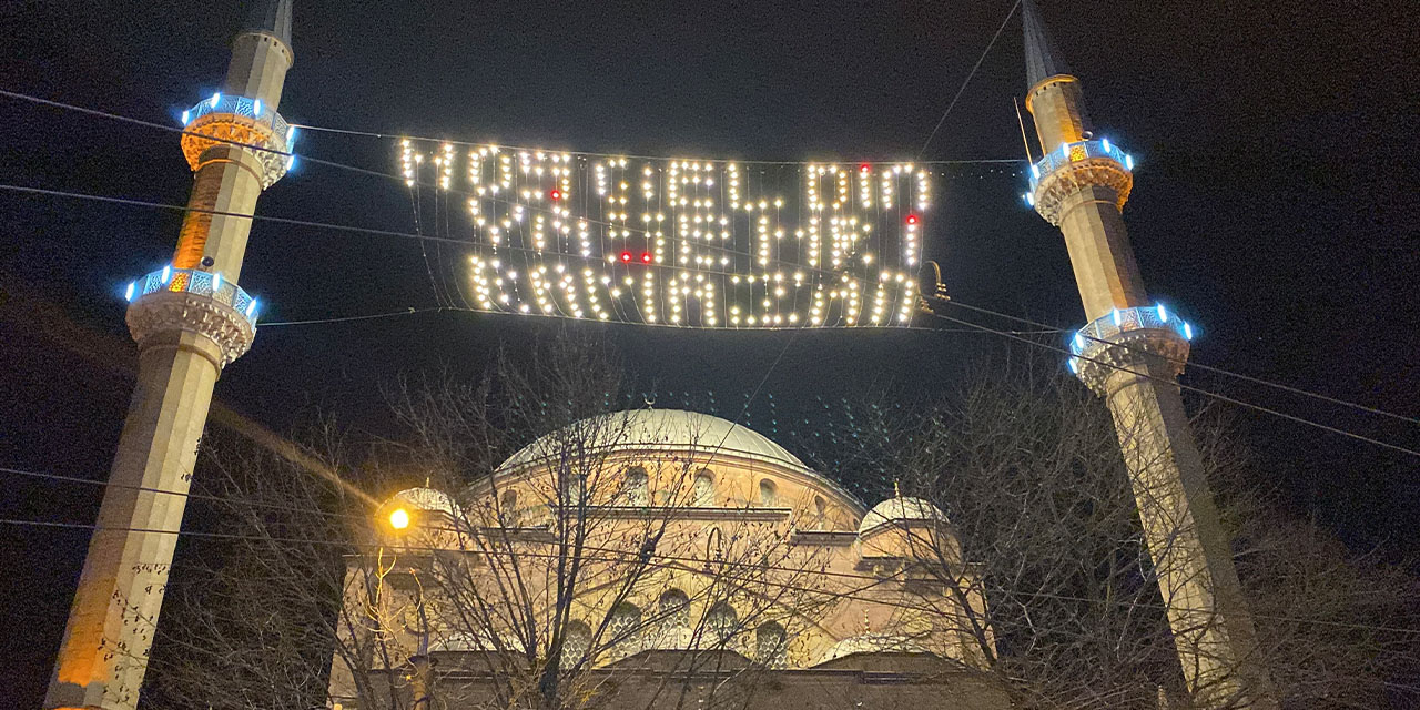 Reşadiye Camii'ne Ramazan mahyası asıldı