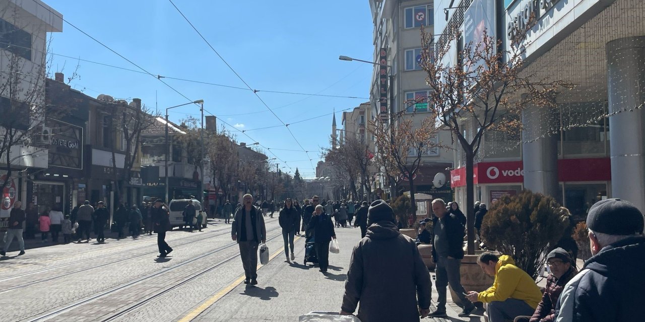 Eskişehir'de güneşi fırsat bilen vatandaşlar sokakları doldurdu