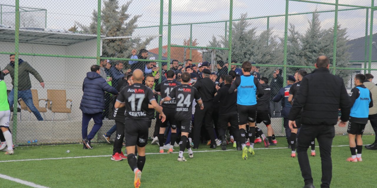 Es-Es ile Ömeranlıspor'un maçında ortalık karıştı
