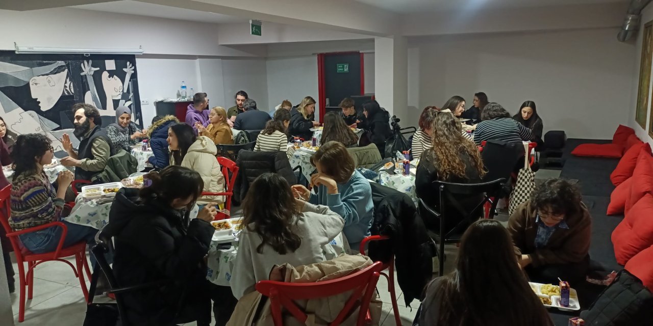 Ceren Özdemir Gençlik Merkezi’nde düzenlenen iftara yoğun katılım