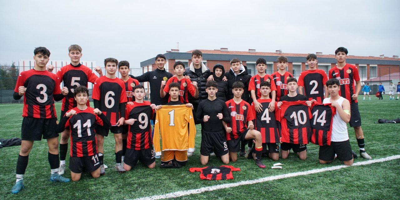 İki içeride bir dışarıda