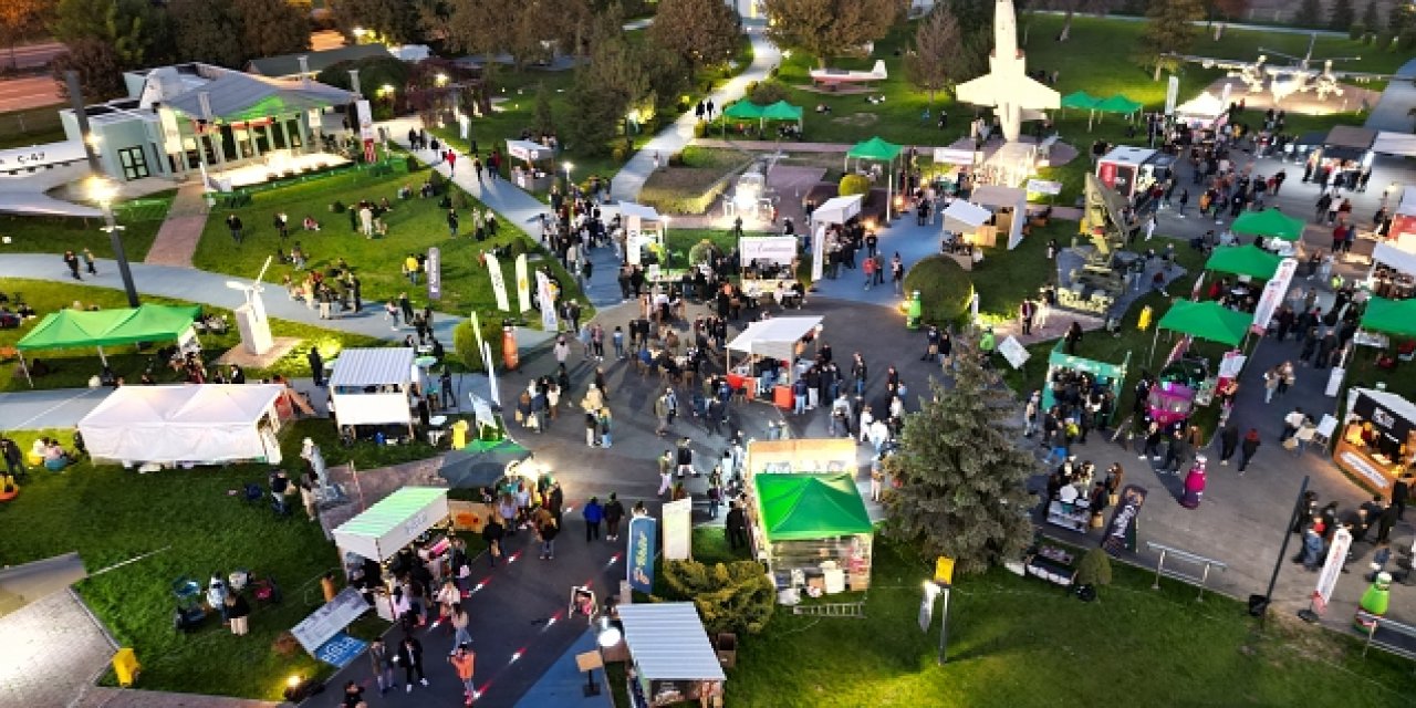 Festival Eleştirmek Yasakçı Zihniyetin Ekmeğine Yağ Sürer