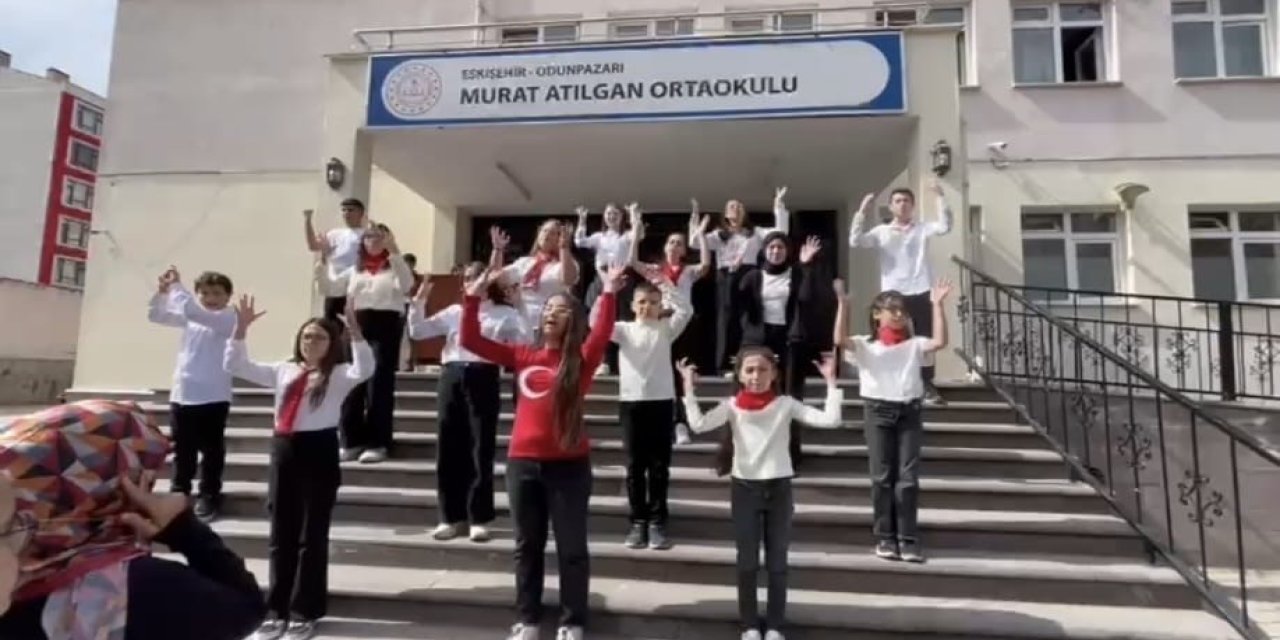 Eskişehir'de İstiklal Marşı'nı okuyan öğrenciler duygulandırdı
