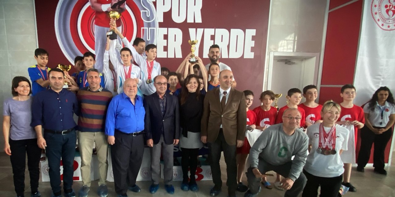 Yüzmede kupalar verildi