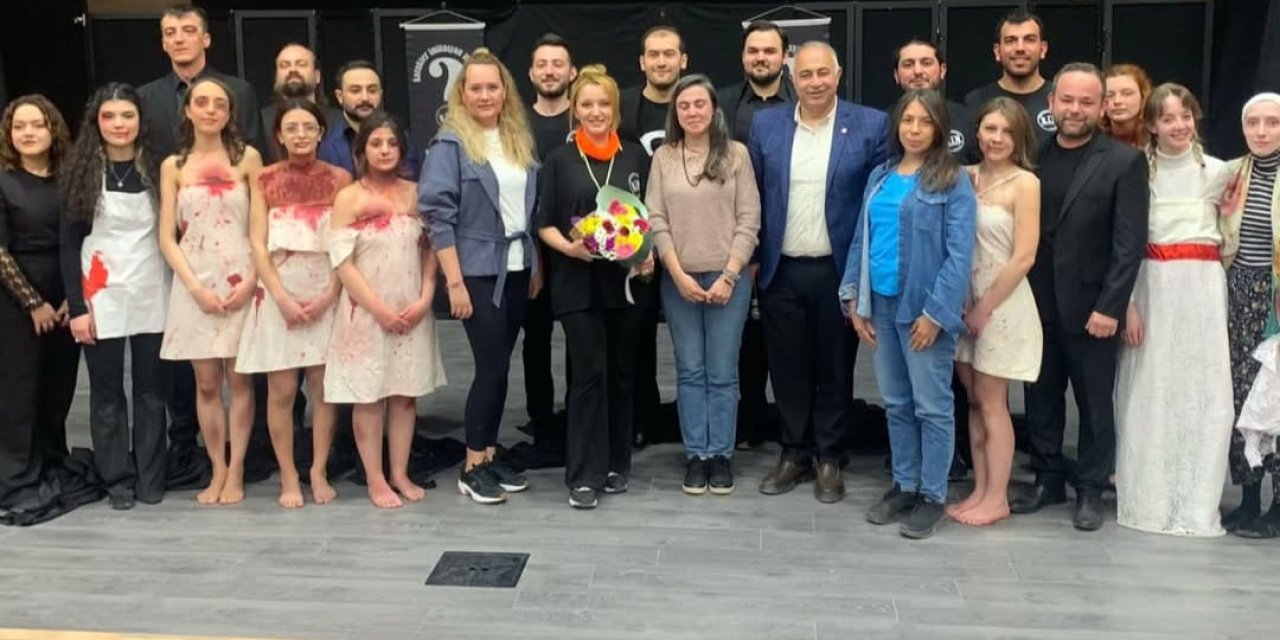 Kim Tiyatro ekibi 27. kez kadınlar için sahneledi