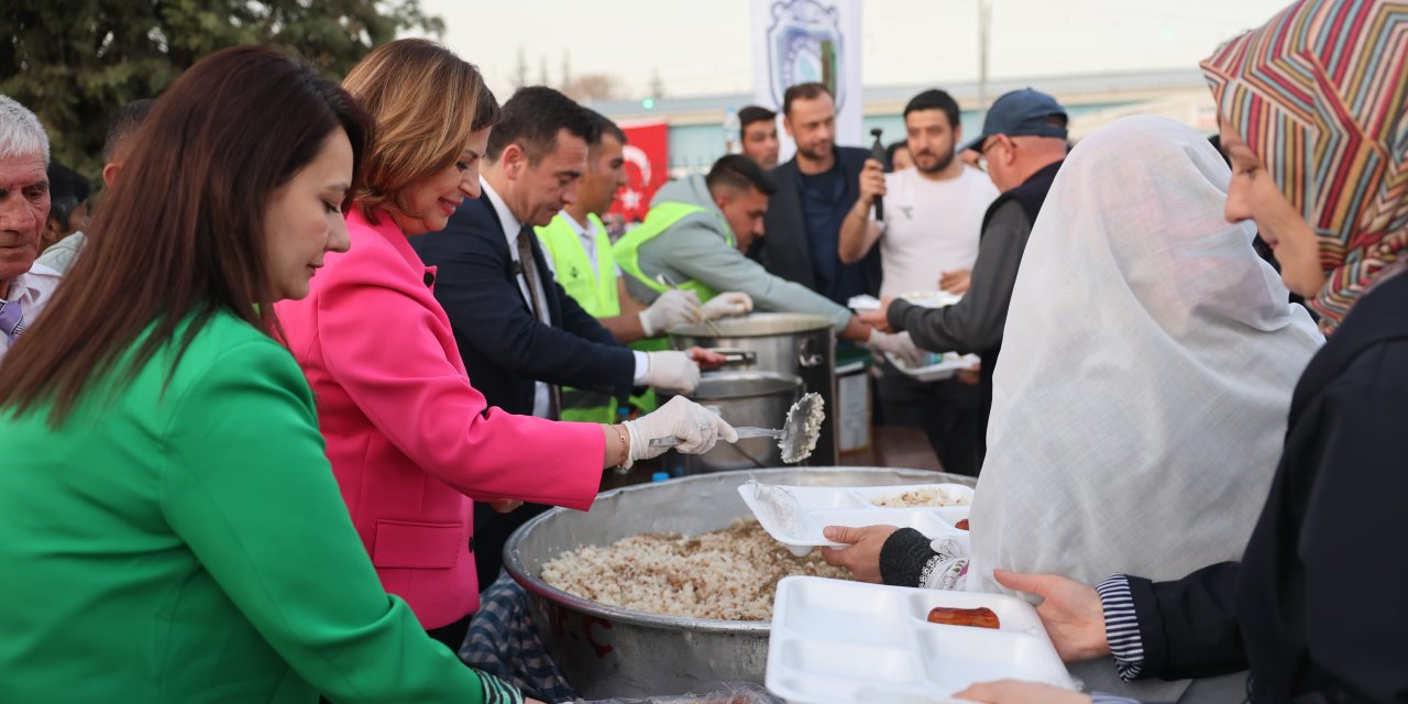 Başkan Ünlüce iftarda vatandaşlarla buluştu