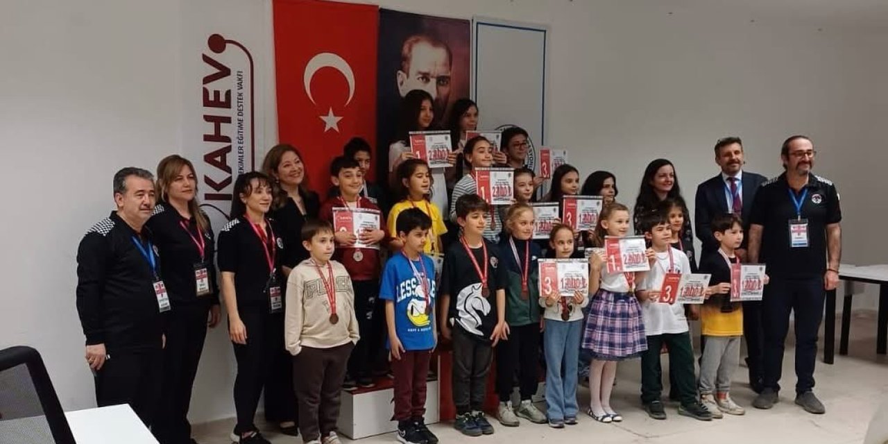14 Mart Tıp Bayramı Satranç Turnuvası yapıldı